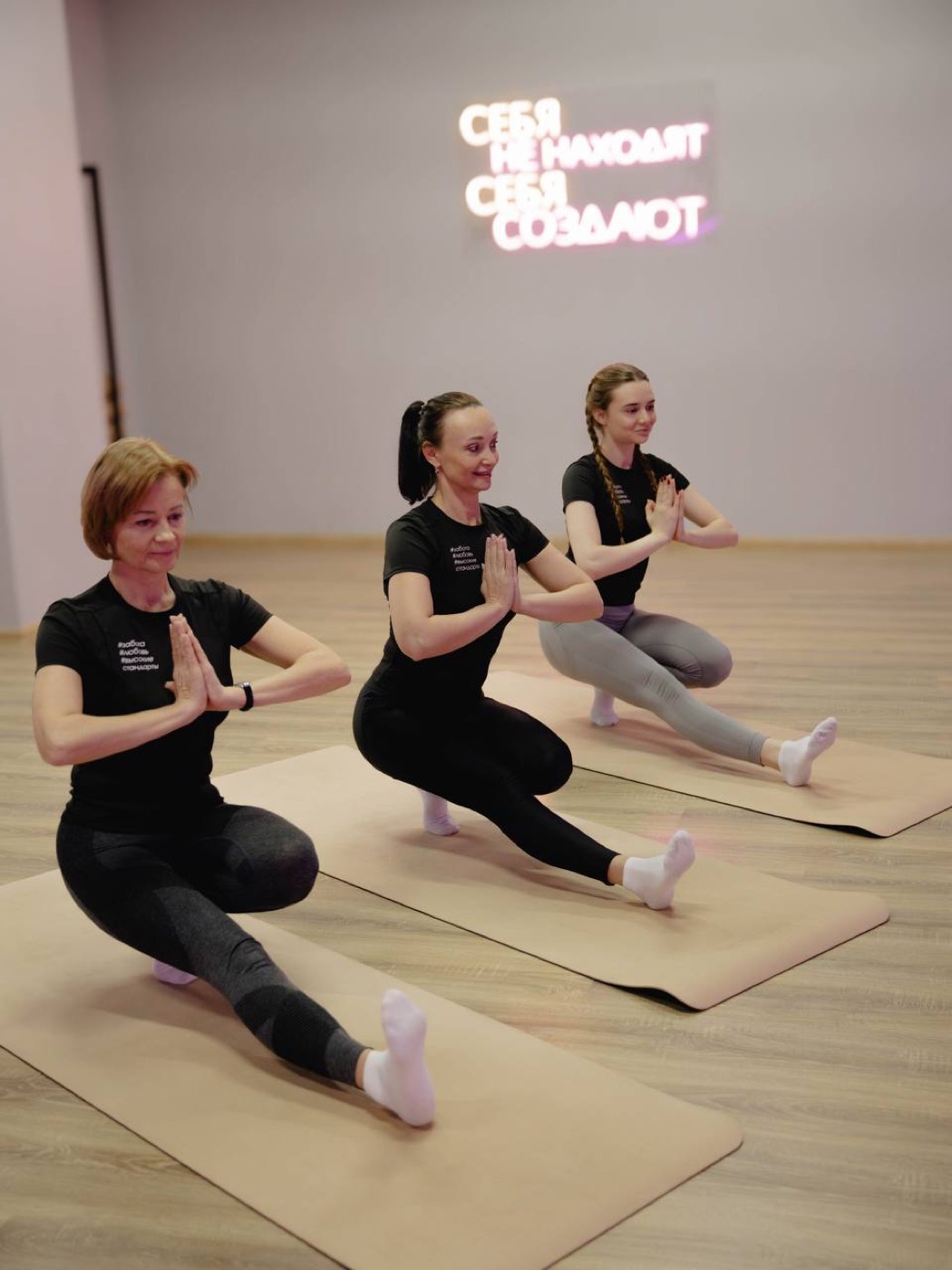 Девушки разного возраста на групповой тренировке в студии фитнеса Stretch House